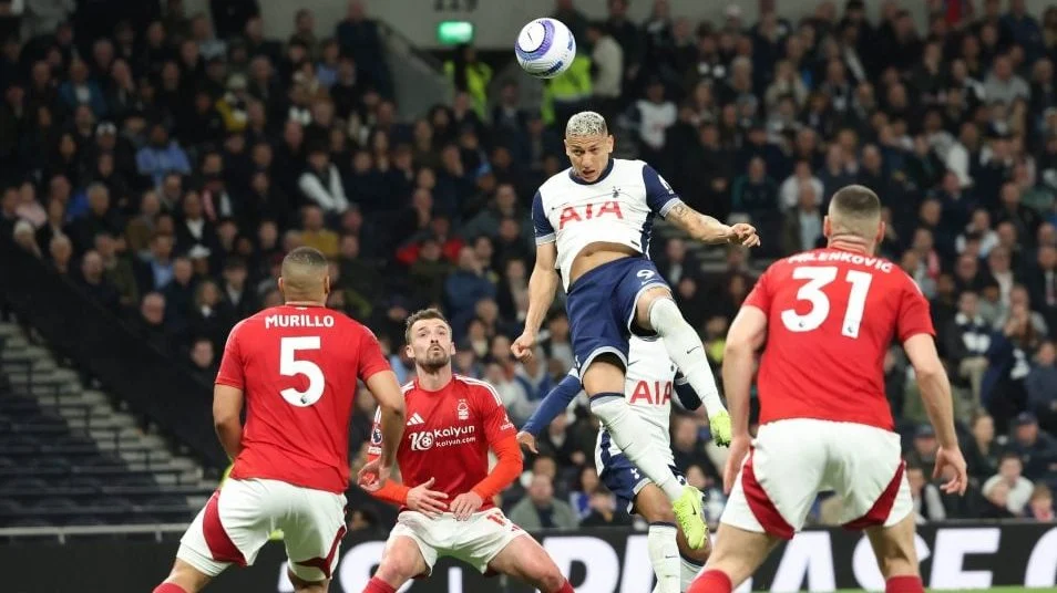 8万人前，21岁克星羞辱皇马：将球带进球门！ 阿隆索已难逃下课？